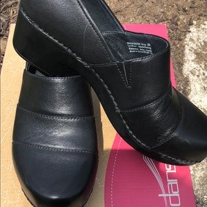 Dansko Black Clogs size 39 (8-8.5)